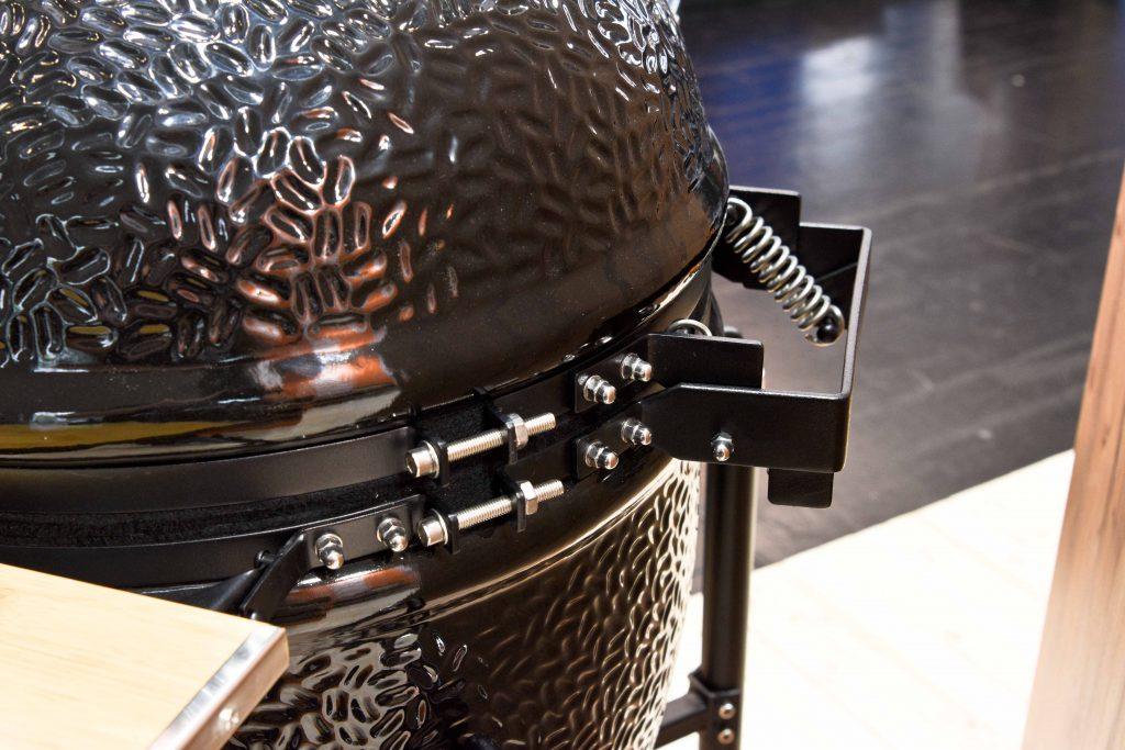 Black Monolith 21" Classic 'Basic' Kamado Ceramic BBQ
