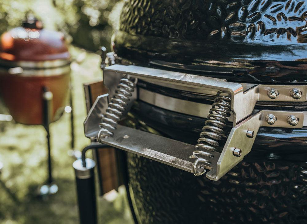 Standalone Black Monolith 21" Classic Pro-Series 2.0 Kamado Ceramic BBQ
