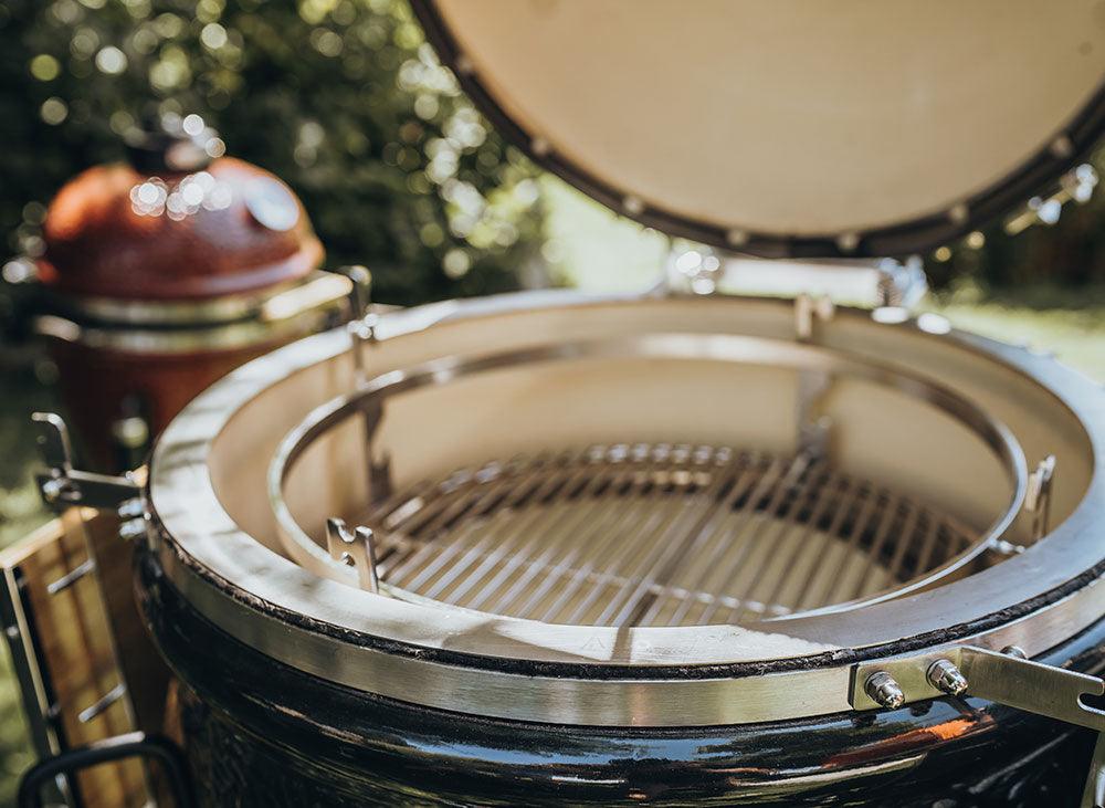 Standalone Black Monolith 21" Classic Pro-Series 2.0 Kamado Ceramic BBQ